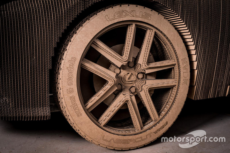 Une Lexus IS en carton