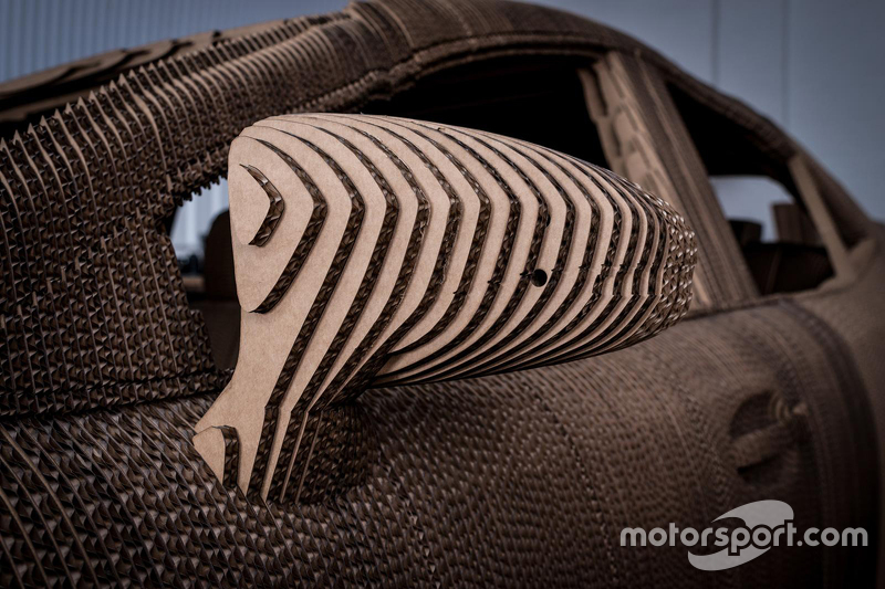 Une Lexus IS en carton