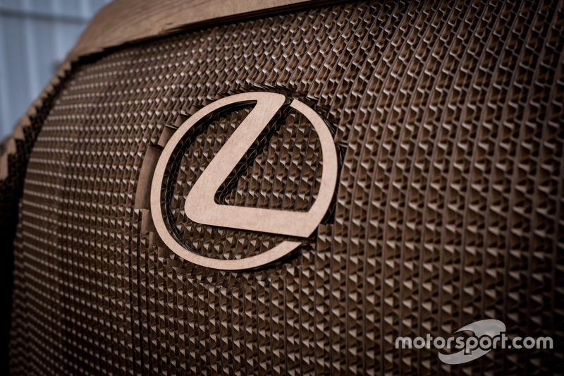 Une Lexus IS en carton