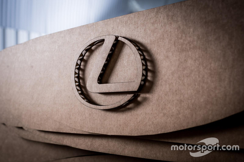 Une Lexus IS en carton
