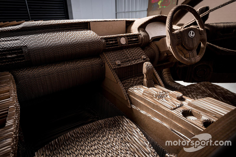 Une Lexus IS en carton