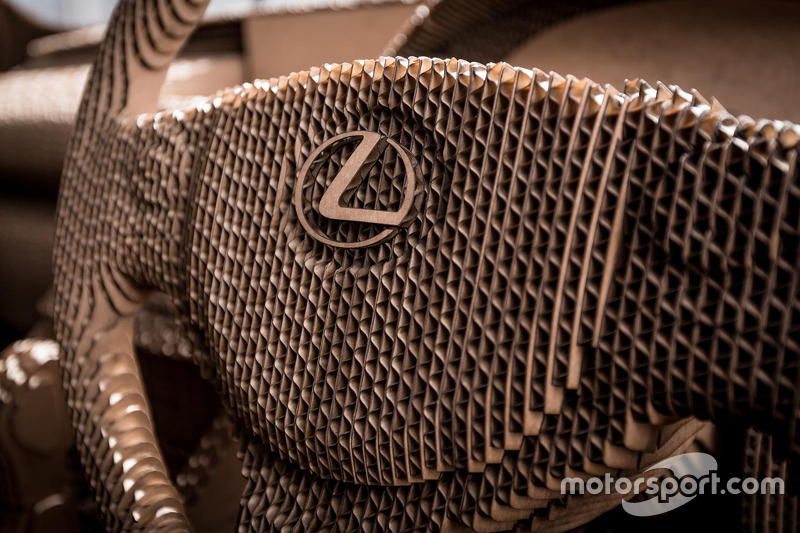 Une Lexus IS en carton