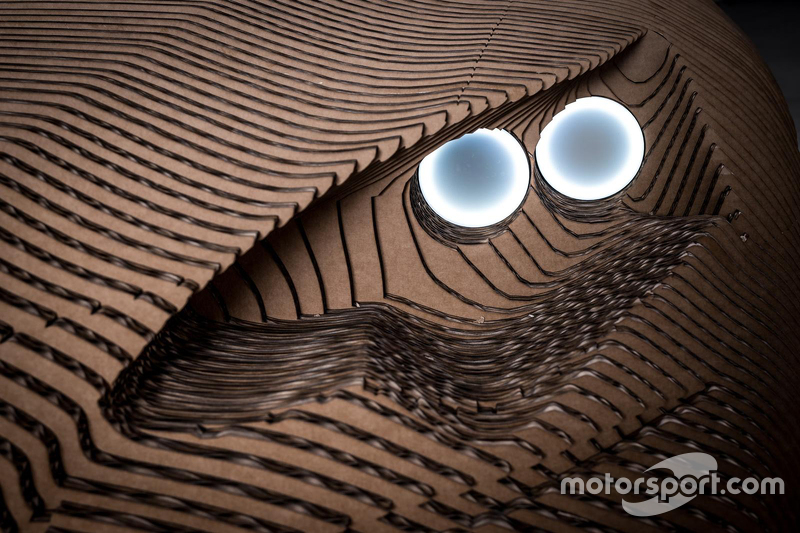 Une Lexus IS en carton