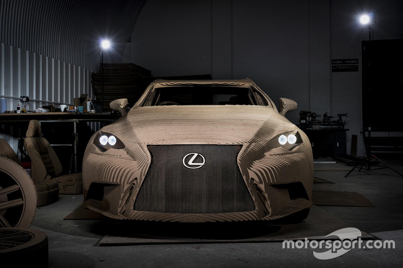 Une Lexus IS en carton