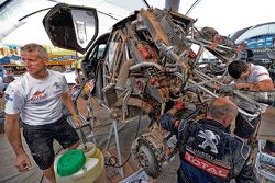 Les mécaniciens Peugeot Sport au travail