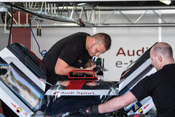 Les mécaniciens Audi au travail