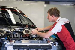 Un mécanicien Porsche au travail