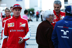 Кими Райкконен, Ferrari проходит мимо Берни Экклстоун, Маурицио Арривабене, руководитель команды Fer