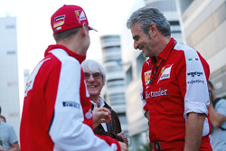 Sebastian Vettel, Ferrari con Bernie Ecclestone y Maurizio Arrivabene, Ferrari Director del Equipo