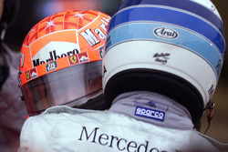 Yarış galibi ve 2000 Dünya Şampiyonu Michael Schumacher, Ferrari ve Mika Hakkinen, McLaren