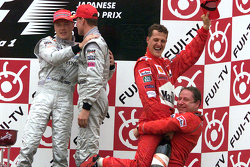 Podio: il vincitore della gara e Campione del Mondo 2000 Michael Schumacher, Ferrari, al secondo pos