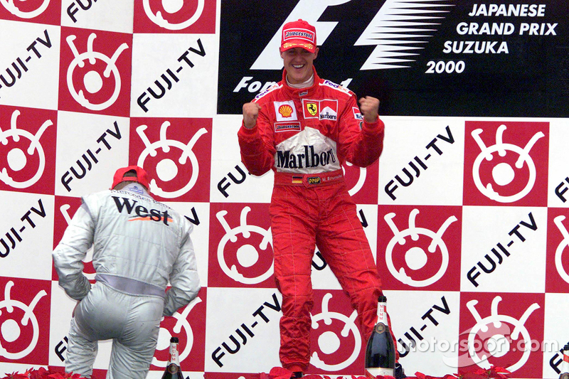 Podyum: Yarış galibi ve 2000 World Champion Michael Schumacher, Ferrari, ikinci Mika Hakkinen, McLaren