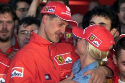 Juara balapan, dan Juara Dunia musim 2000, Michael Schumacher, Ferrari bersama istri, Corinna Schuma