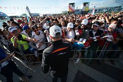 Nico Hülkenberg, Sahara Force India F1, schreibt Autogramme für die Fans