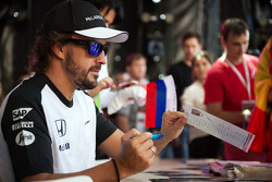 Fernando Alonso, McLaren, schreibt Autogramme für die Fans