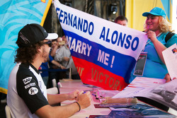 Fernando Alonso, McLaren, avec des fans
