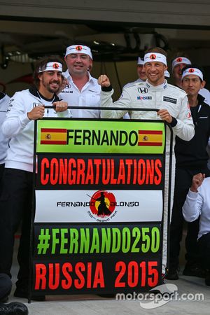 Fernando Alonso, McLaren, feiert seinen 250. GP mit Eric Boullier, McLaren-Rennleiter, sowie mit Jen