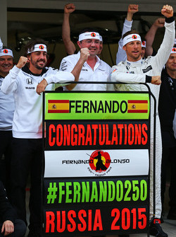 Fernando Alonso, McLaren, feiert seinen 250. GP mit Eric Boullier, McLaren-Rennleiter, sowie mit Jen