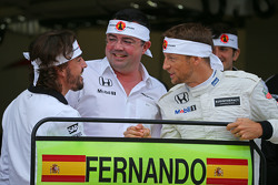 Fernando Alonso, McLaren viert zijn 250ste GP met Eric Boullier, McLaren Racing Director en Jenson B