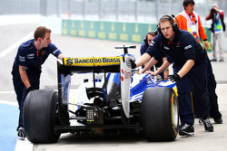 Маркус Эрикссон, Sauber C34 остановился на выезде с пит-лейна и механики толкают его обратно в гараж