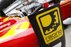 Un logo Racing Engineering sur la voiture de Jordan King, Racing Engineering