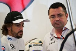 Fernando Alonso, McLaren avec Eric Boullier, Directeur de la Compétition McLaren