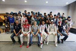 Les pilotes avec des jeunes fans