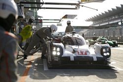#17 Porsche Team Porsche 919 Hybrid : Timo Bernhard, Mark Webber, Brendon Hartley