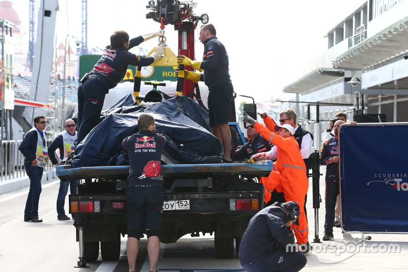 Scuderia Toro Rosso STR10 de Carlos Sainz Jr., es llevado a los pits en la parte trasera de un camión después de que se estrelló en la tercera sesión de entrenamientos
