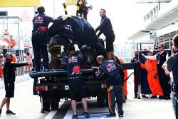 Машину Scuderia Toro Rosso STR10 Карлоса Сайнса мл., убирают с трассы после аварии во время субботней тренировки