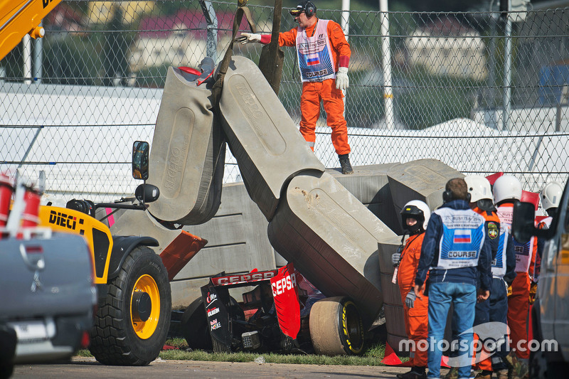 Scuderia Toro Rosso STR10 of Carlos Sainz jr., incastrata sotto le barriere Tecpro dopo l'incidente