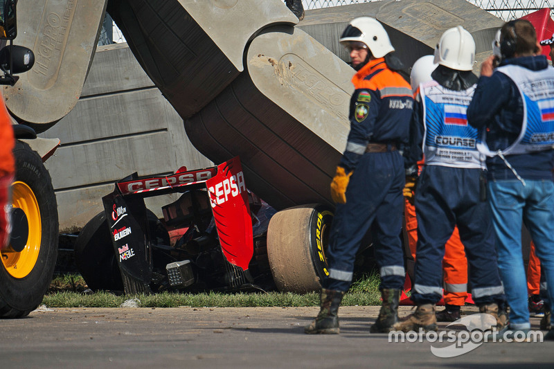 De Scuderia Toro Rosso STR10 van Carlos Sainz Jr., in de Tecpro muur na crash