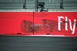 Tyre marks on the wall after Carlos Sainz Jr., Scuderia Toro Rosso crashed in the third practice session