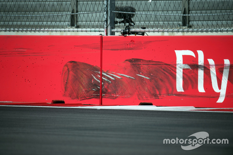 Marcas de neumáticos en la pared después de Carlos Sainz Jr., Scuderia Toro Rosso se estrelló en la 