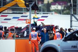 Машину Scuderia Toro Rosso STR10 Карлоса Сайнса мл., убирают с трассы после аварии во время субботне