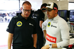Pastor Maldonado, Lotus F1 Team avec Mark Slade, Ingénieur de Course Lotus F1 Team