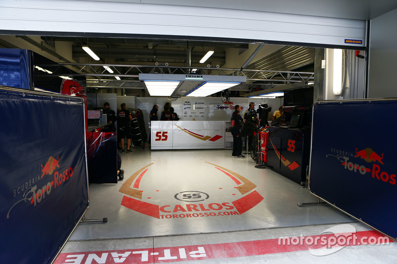 The pit garage of Carlos Sainz Jr., Scuderia Toro Rosso