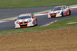 Gordon Shedden, & #25 Matt Neal, Honda Yuasa Racing Honda Civic Type R