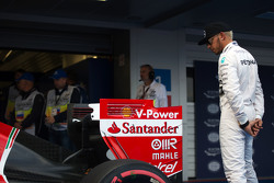 Lewis Hamilton, Mercedes AMG F1 W06, sieht sich den Ferrari SF15-T von Sebastian Vettel, Ferrari, im