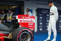 Lewis Hamilton, Mercedes AMG F1 W06 regarde la Ferrari SF15-T de Sebastian Vettel, Ferrari en parc fermé