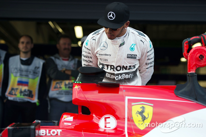 Lewis Hamilton, de Mercedes AMG F1 W06 ve el Ferrari SF15-T de Sebastian Vettel, Ferrari en parc ferme