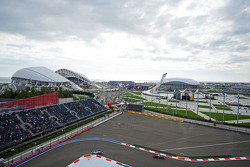 Daniil Kvyat, Red Bull Racing RB11, vor Lewis Hamilton, Mercedes AMG F1 W06