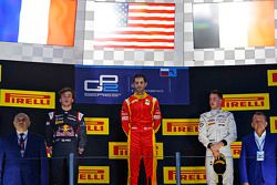 Podio: ganador de la carrera  Alexander Rossi, Racing Engineering, segundo lugar Pierre Gasly, DAMS 