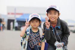 Fanáticos jóvenes de Toyota