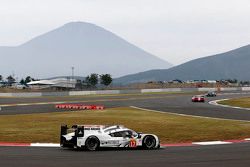 #17 Porsche Team Porsche 919 Hybrid: Timo Bernhard, Mark Webber, Brendon Hartley