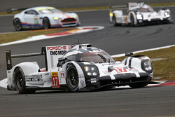 #17 Porsche Team Porsche 919 Hybrid: Timo Bernhard, Mark Webber, Brendon Hartley