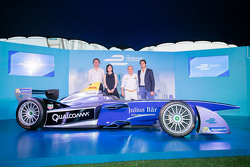 Formel-E-Auto in Hongkong mit Nelson Piquet Jr. und Serienchef Alejandro Agag