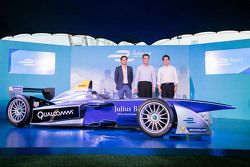 Una monoposto di Formula E a Hong Kong con Nelson Piquet Jr. e Alejandro Agag, CEO Formula E