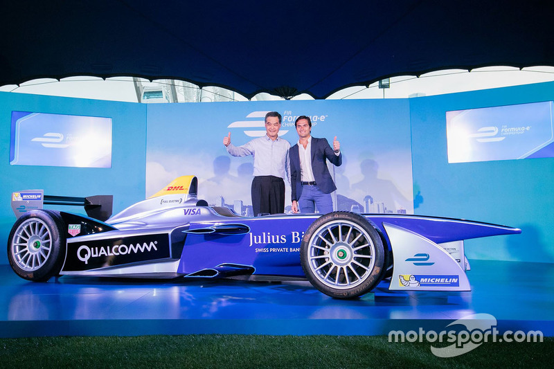 Formula E car in Hong Kong with Nelson Piquet Jr.