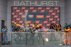Podium: 1. Craig Lowndes und Steven Richards, Triple Eight Race Engineering, Holden; 2. Mark Winterb